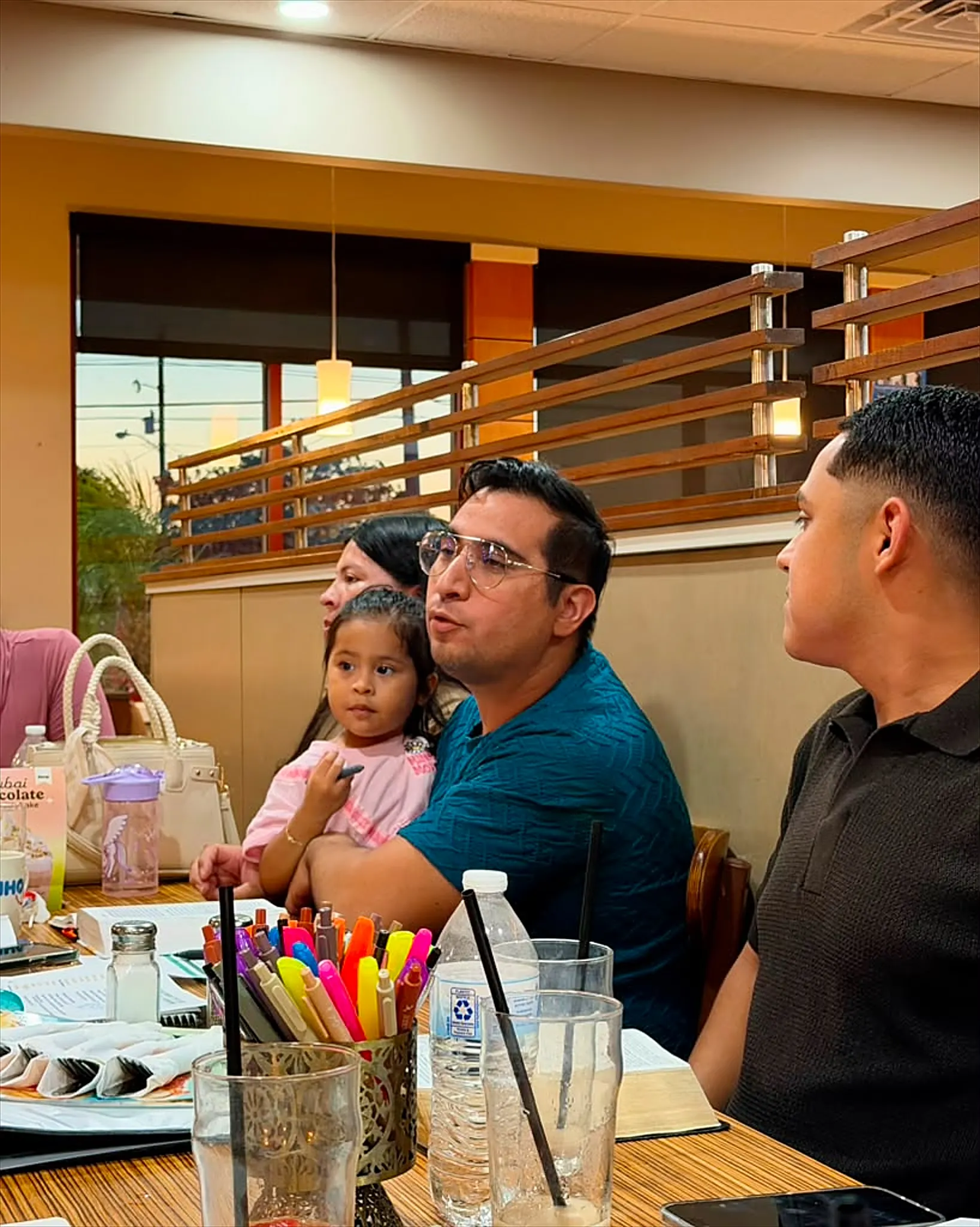 Un padre con su hija durante una reunión de la iglesia