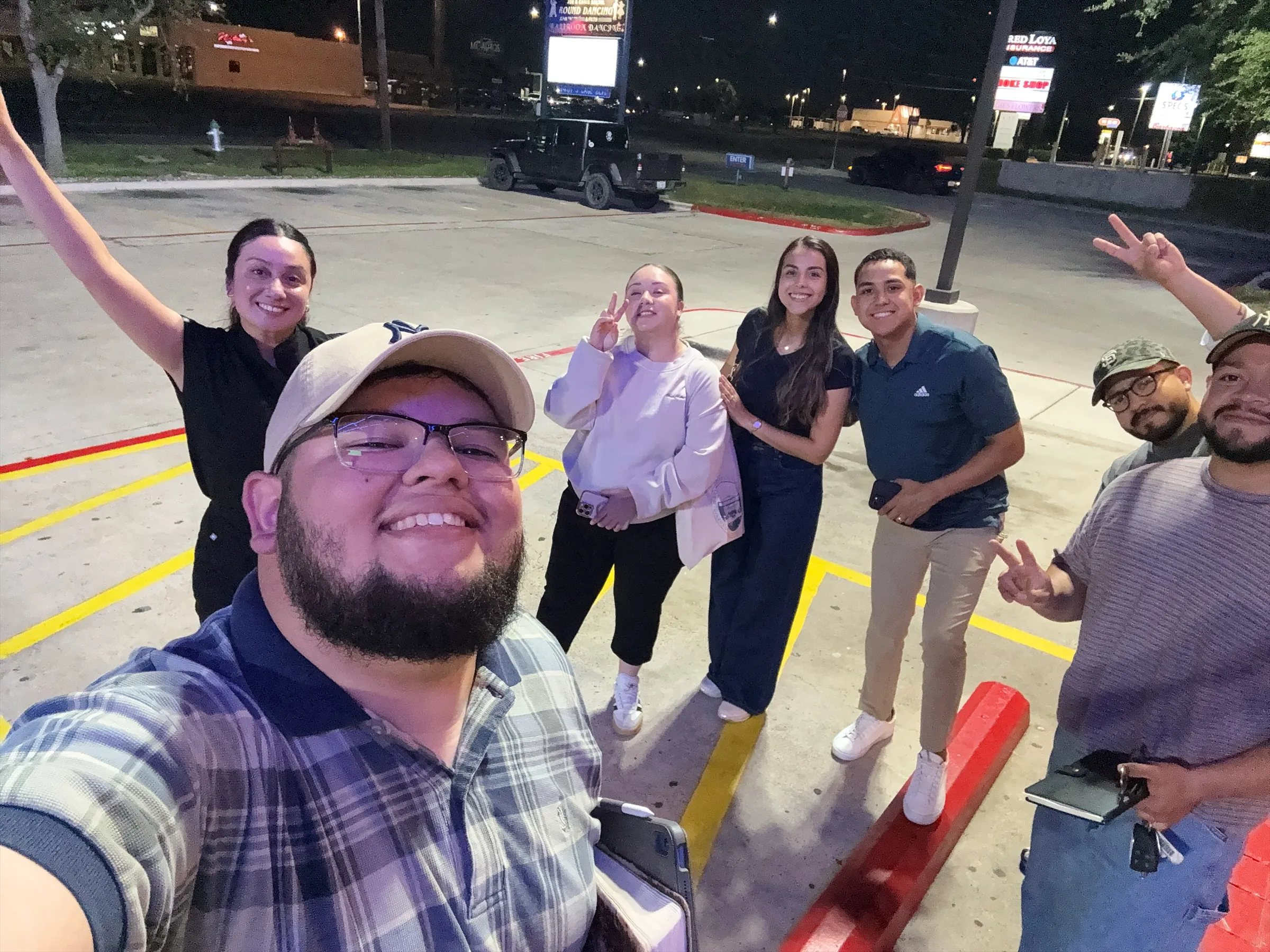 Equipo de voluntarios de Camino Church celebrando juntos al aire libre